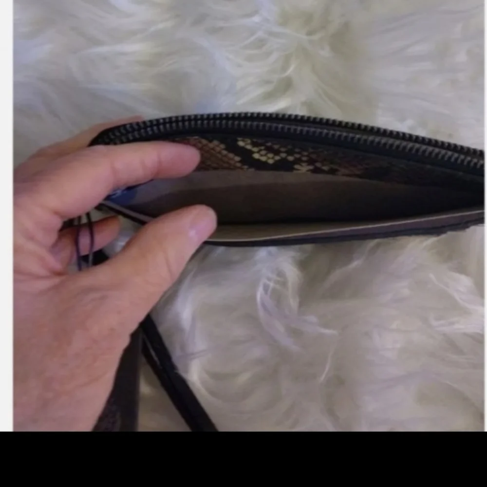- - NWT - - Vince Camuto snake skin 💳 wristlet